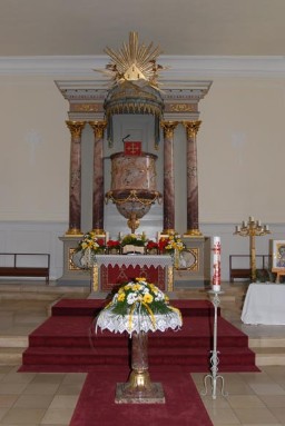 Innenansicht der St. Lorenzkirche mit Altar und Taufstein