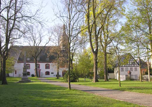 Lorenzpark mit Kirche und Kantorat